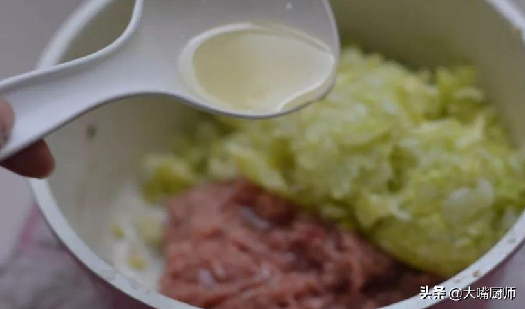 老辈人调饺子馅的3个经验，饺子饱满紧实，鲜嫩多汁，你不学吗？