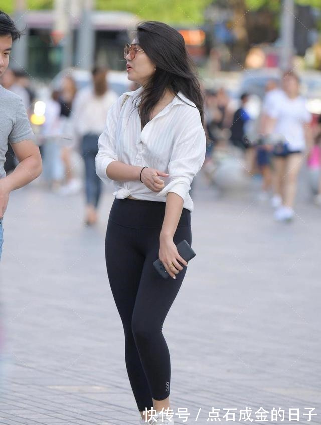 打底裤 白衬衣与黑运动裤搭配，轻松时尚！