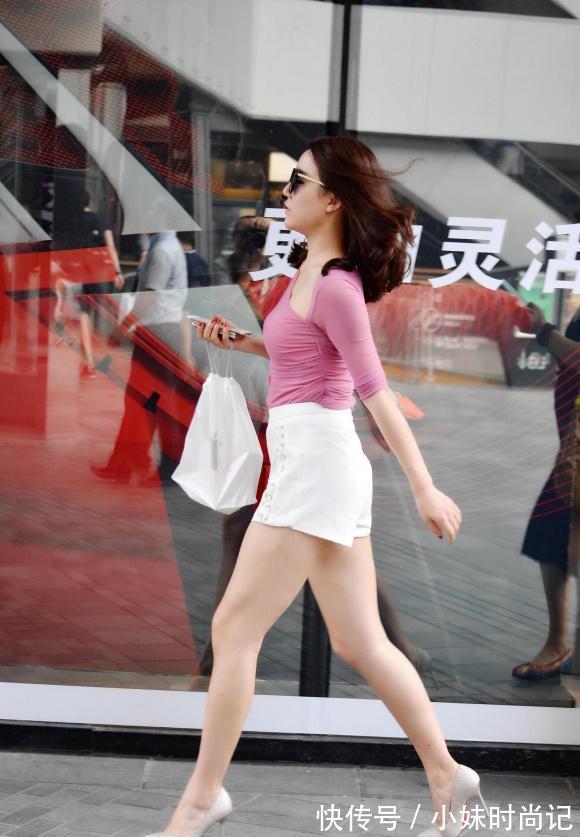 清新减龄的穿搭,个性粉色衫配白色短裤,清凉时尚又魅力十足