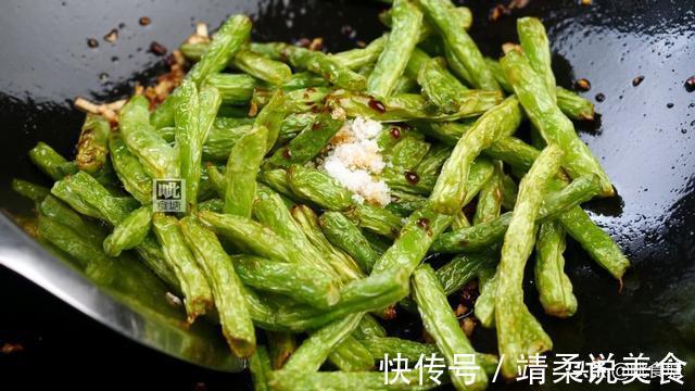 新手必学的干煸豆角,多加一样料比饭店的还好吃,香辣过瘾很下饭