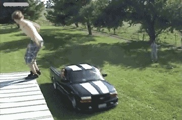 |GIF动图笑话:啥?你把电视弄坏了,看你妈回来怎么收拾你!