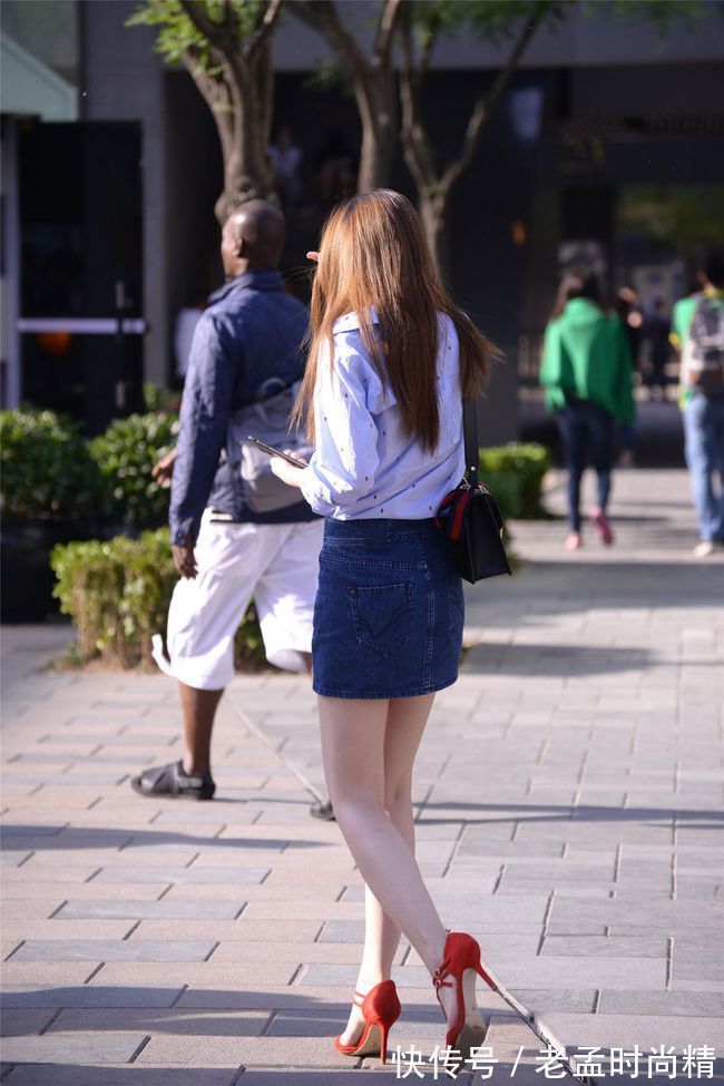 美女|街拍美女:漂亮的牛仔短裙,搭配红色尖头细跟凉鞋,展现气质美