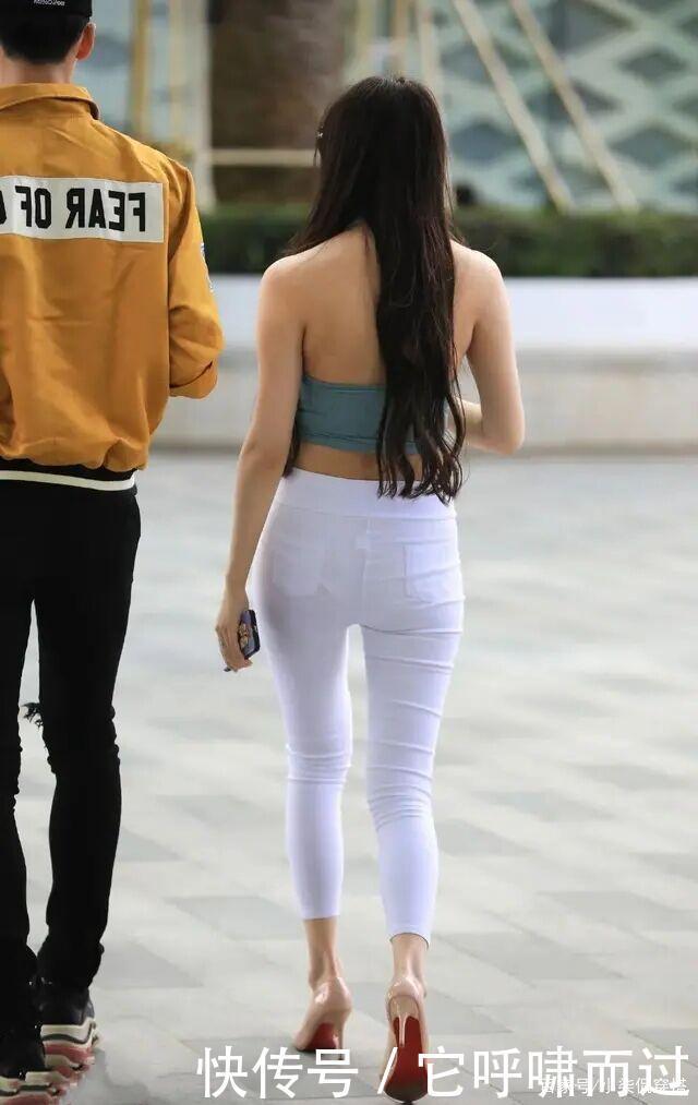 白色牛仔裤“吃香”了,贴身又显瘦,离“筷子腿”不远了!