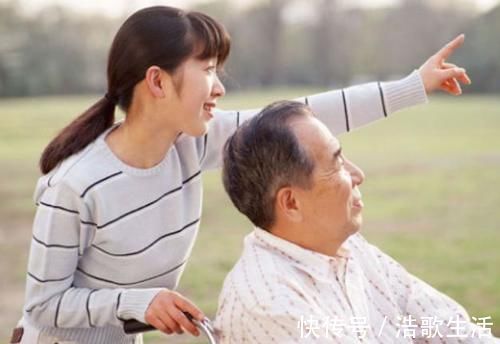 为人父母|妈妈街上推车遛娃,偶遇大雨无处可躲,最美姿势给娃搭起“晴天”