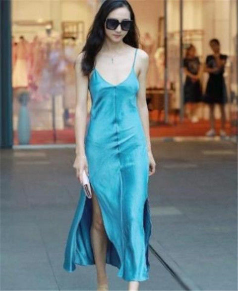 大长腿|美女身穿黑色吊带背心,飘逸长发展露十足魅力!令人羡慕不已!