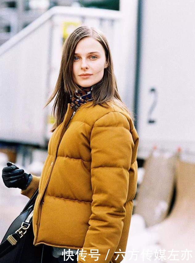 颜色融合感|女人买羽绒服,就选这3个颜色,显白显年轻,明年穿都不过时