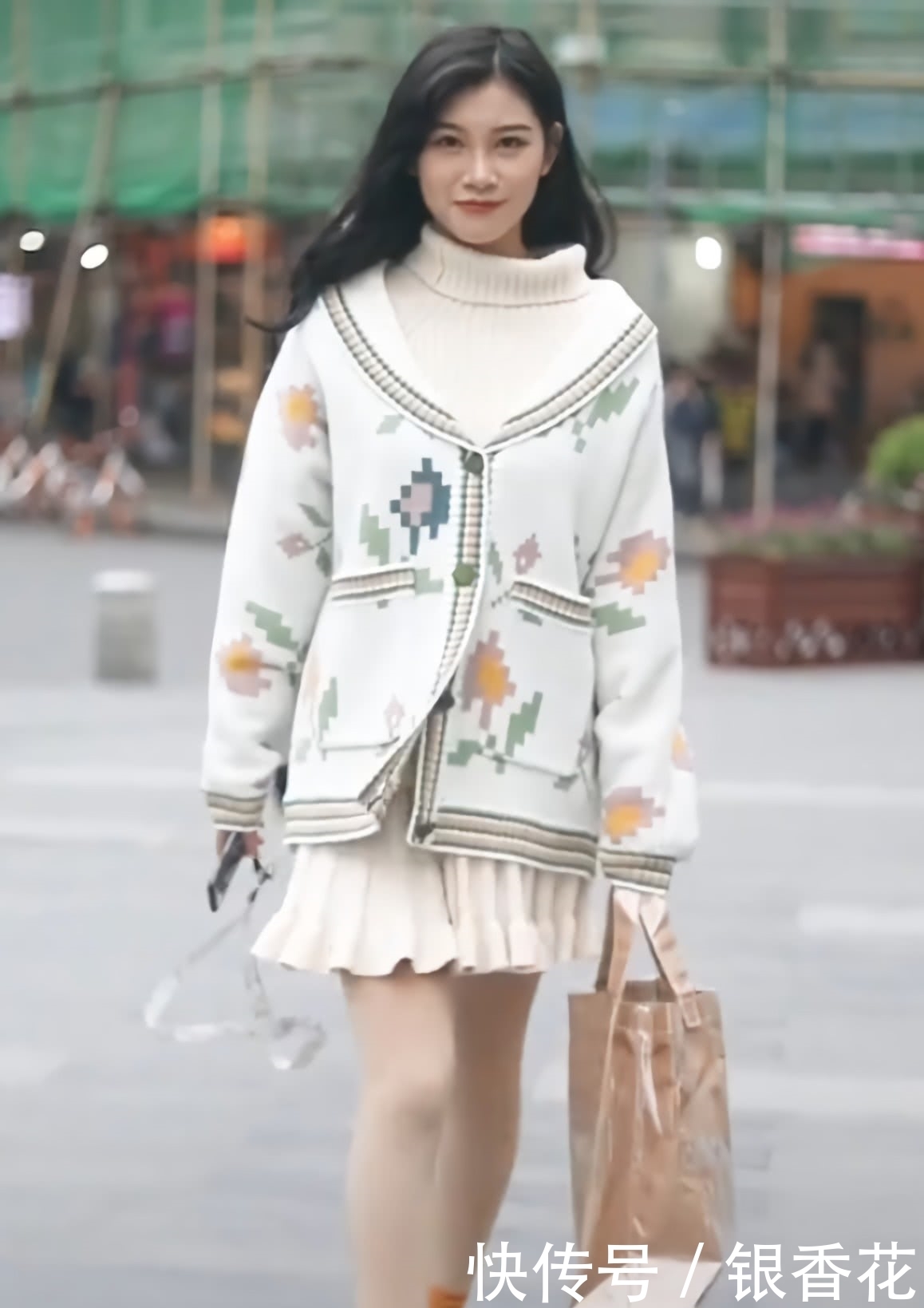 穿搭|还在嫌弃小白鞋烂大街,小姐姐搭配“果汁袜”,穿出初恋的感觉!