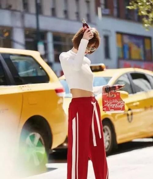 奔五的女人，穿衣不要太繁琐！初冬学会这样搭，越简单越高级