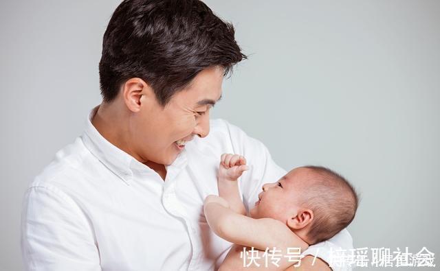 家长|宝宝为啥喜欢被“竖着抱”?主要有2点原因,家长要满足宝宝