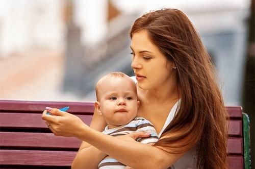 家庭|为何说“宁可穷三年,也要自己带娃”的宝妈会被打脸?