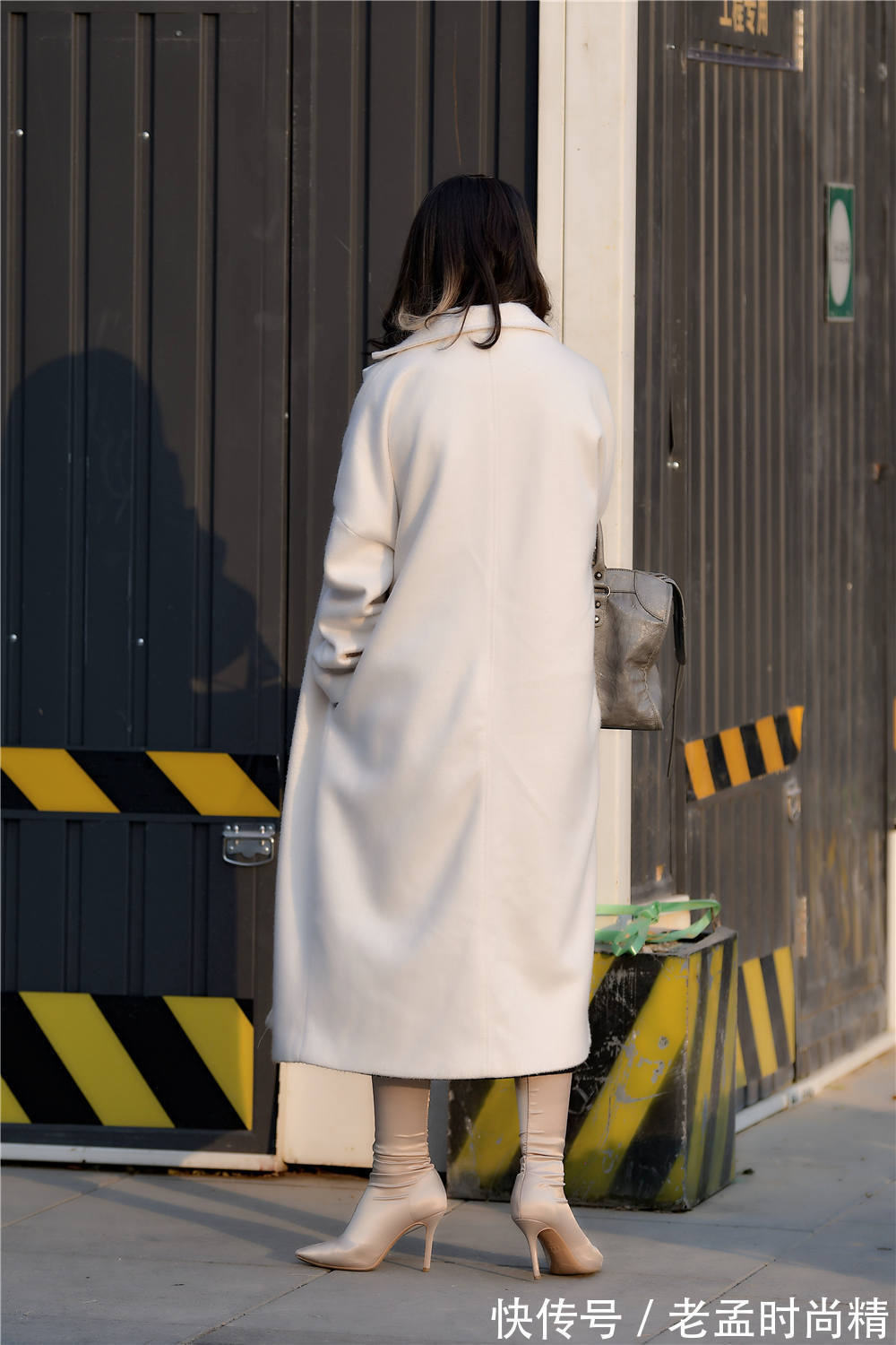 冬季 灰色丝绒尖头细跟短靴,搭配灰色大衣,简约的冬季穿搭