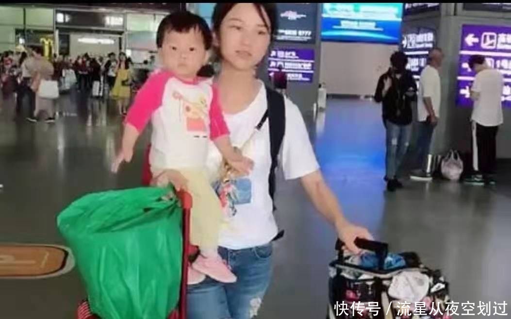 坚强|“艰辛辣妈”拎着包抱着娃赶地铁走红,所谓坚强,全靠硬扛!