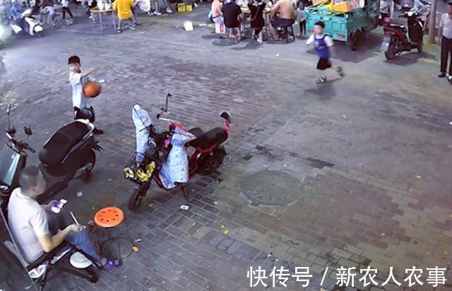 玩具|俩熊孩子在马路上玩球,精准踢翻父亲的饭碗,网友:家长需要反思