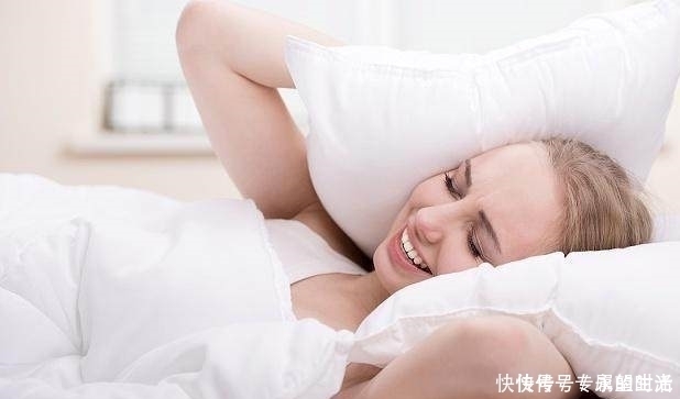 女人睡觉前，把风油精滴在肚脐眼上，半月后，身体收获了3大好处