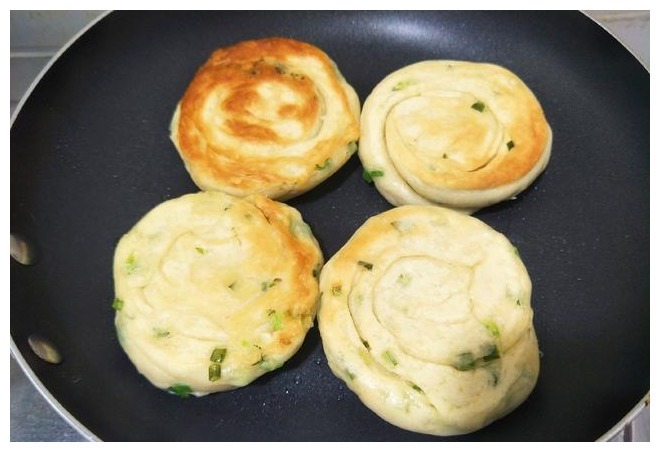 葱花饼，学会这个简单做法，外酥里软，个个酥脆又起层