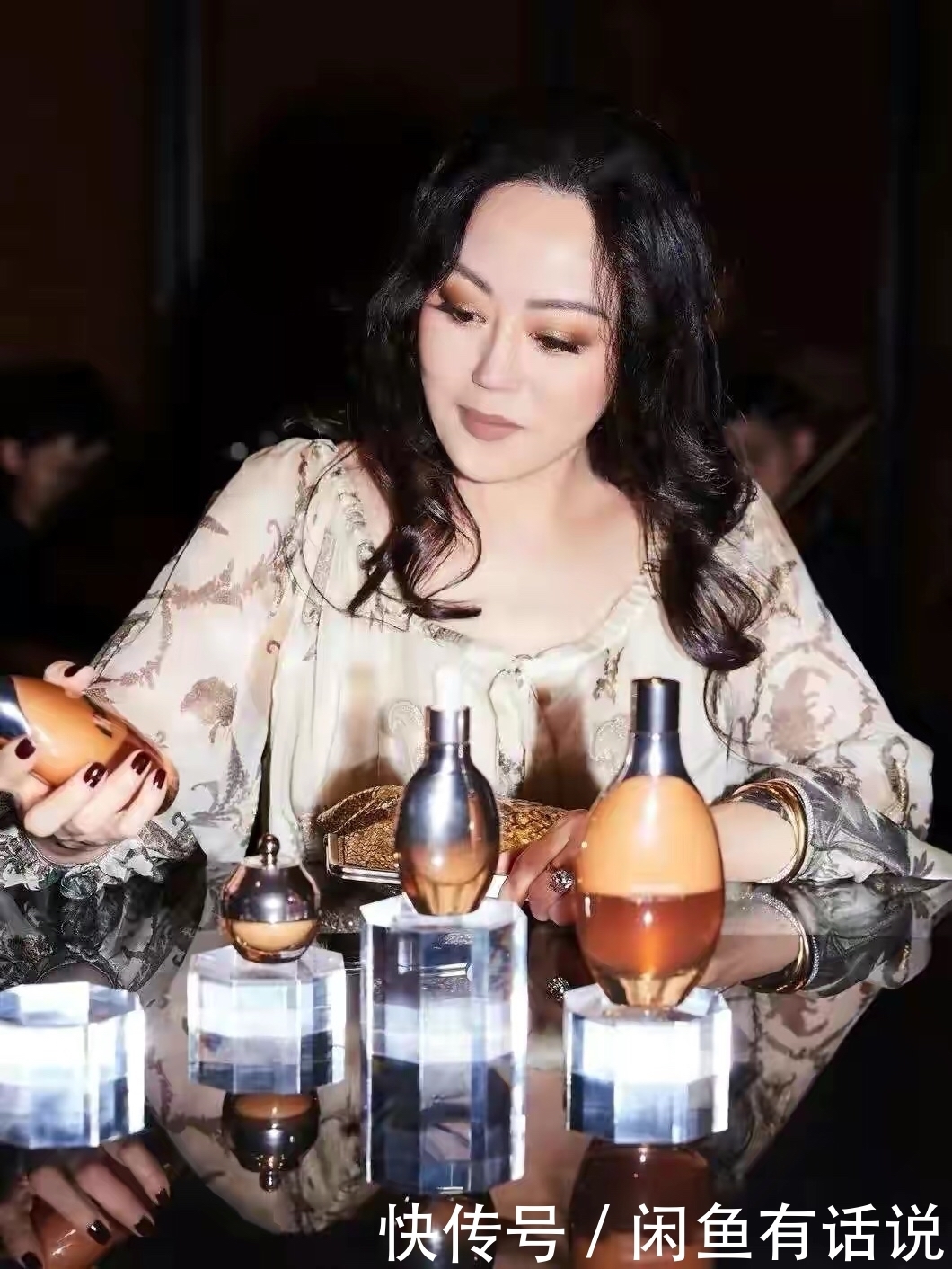 贵妇|微胖的章小蕙才是真贵妇,穿红色网纱裙成熟优雅,名媛气质藏不住