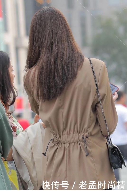 小西装搭配黑色短裤, 走在街头你就是最闪耀的潮人, 成熟优雅显贵气