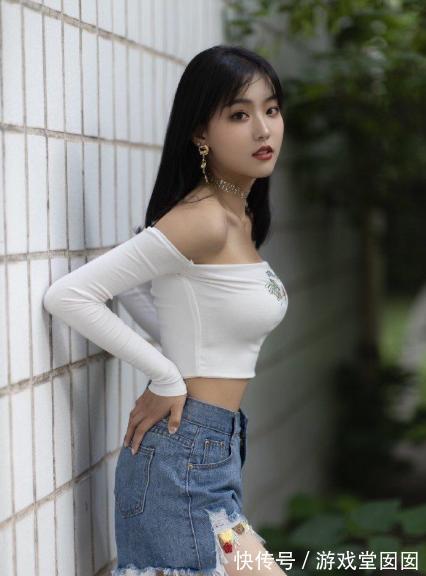 牛仔短裤 纯白衫搭配水洗色牛仔短裤,时尚舒展,尽显女人味
