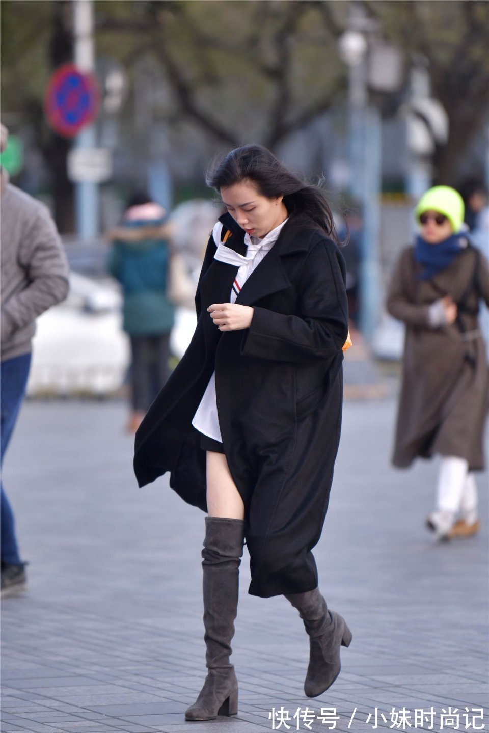 有色彩 有一种冬季穿搭很火,过膝靴搭配过膝风衣,时尚又高级