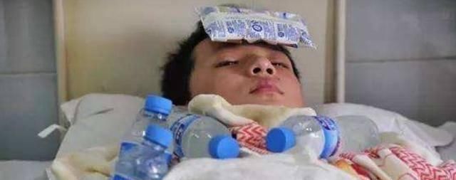 降温|宝宝半夜发烧,该用冷毛巾还是热毛巾敷额头大多数父母都弄反了