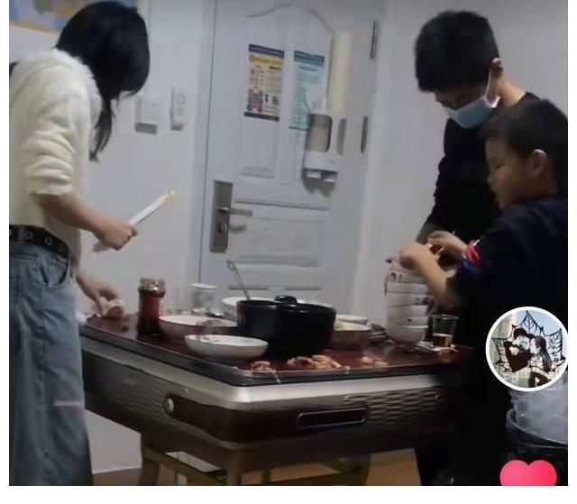 孙海洋晒孩子做家务画面，画面温馨惹人爱，辉哥被调侃家务没少做