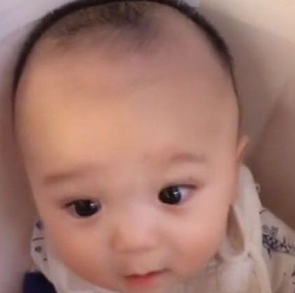 宝爸|宝爸带宝宝一起去买菜,回来宝宝不见了,看到宝爸手中的袋子笑崩