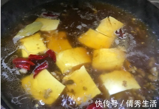 炖豆腐时,往锅里扔这2味香料,炖出来的豆腐又香又嫩,超美味!