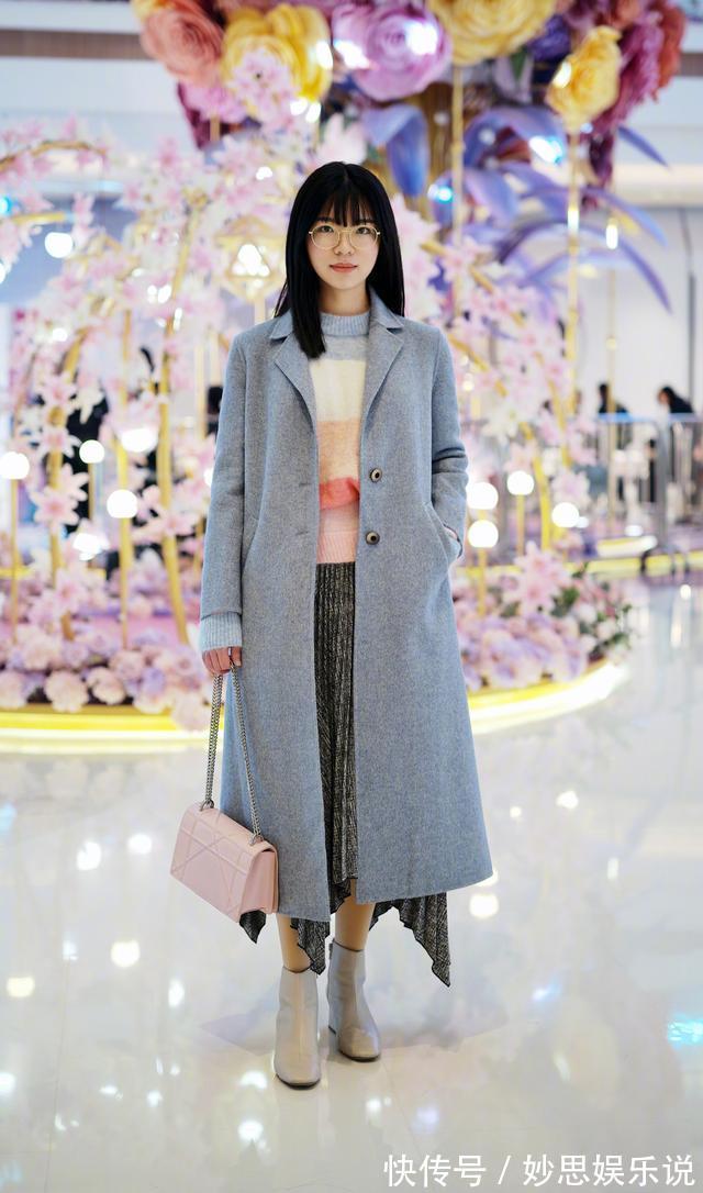 百褶裙 毛衣下面不一定搭裤子,今年流行“毛衣+半身裙”,优雅显高级