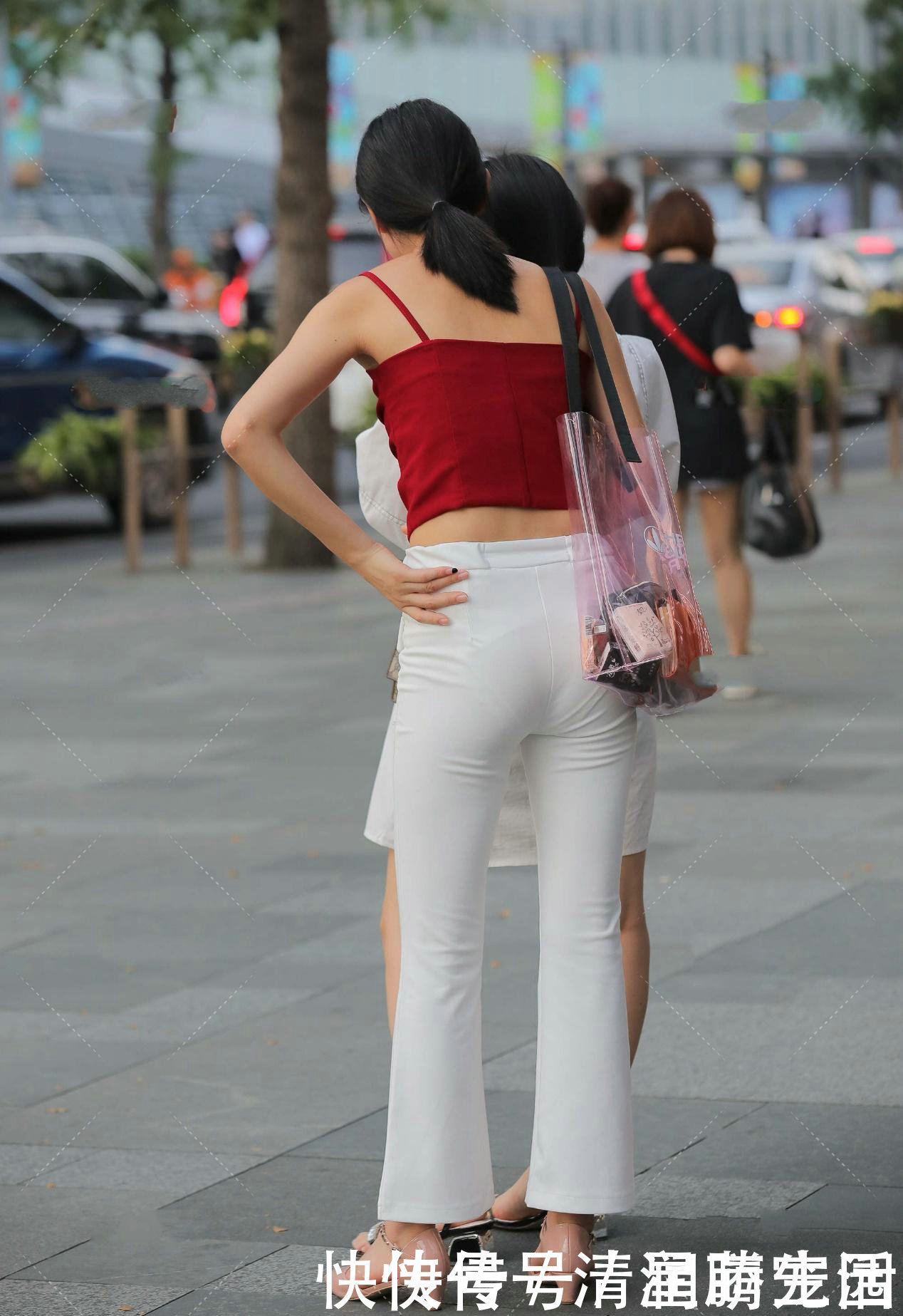 打底裤|街拍喇叭裤加短款背心，红与白的相撞，展现优雅高贵