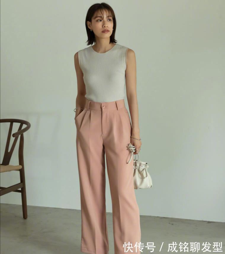 大地色|人手一件的“小背心”,这样搭配凉爽又时尚,轻松穿出成熟魅力