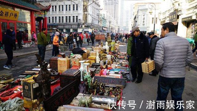 摊位费|摆地摊开放了，费用、房租几乎为零，那日后商铺是否无人开