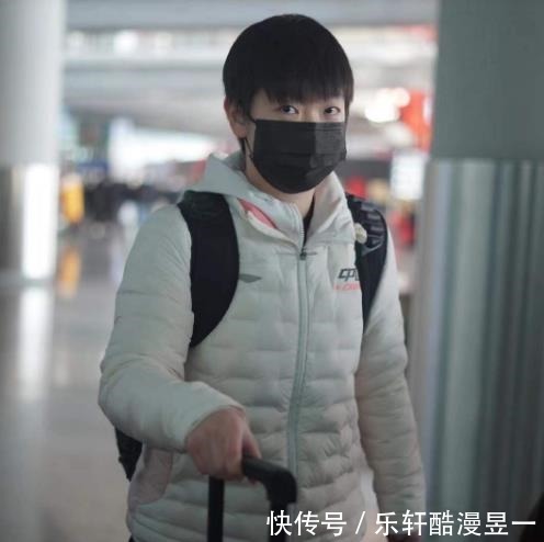 刘国梁|亮相机场,孙颖莎造型甜美,一改变让人欣喜,刘国梁该做决定了