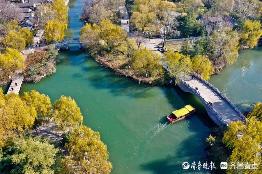 于平松|大明湖的桥造型精美，为景区增添了诸多韵味