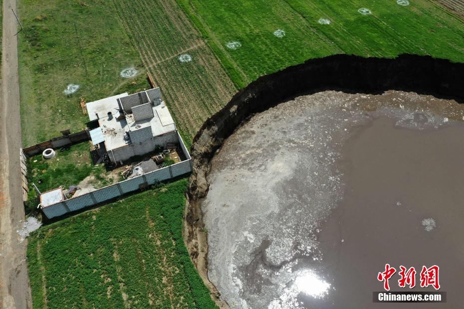 惊现|墨西哥普埃布拉州农田里惊现巨型“天坑”