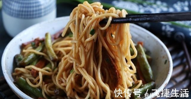 鲜香|北方焖面最好吃的做法,不加一滴水,鲜香入味,一锅吃了个精光!
