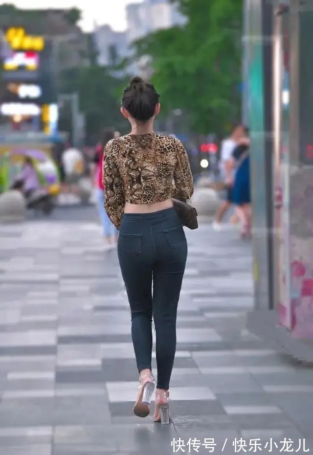 打底裤 白色露脐上衣搭配运动黑色打底裤,整体运动风格,气质酷爽优雅