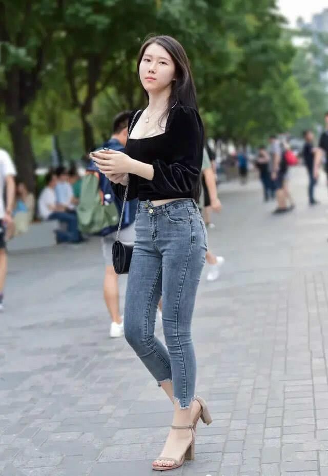 女人|过40岁的女人,穿牛仔裤最好别配小白鞋,照这样穿时髦又减龄