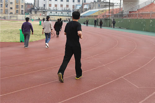 男子|40岁中年男子,每天坚持夜跑4公里,2年之后,他得到了什么?