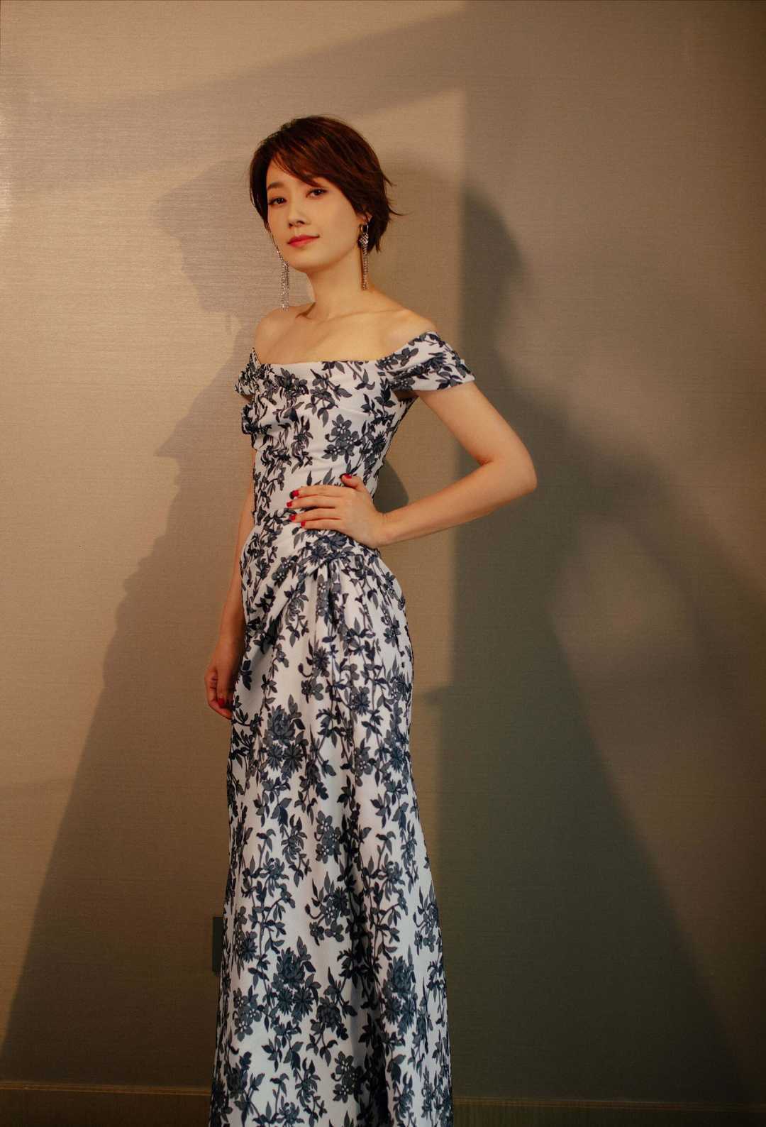 马伊琍气质全开,波波头短发搭配一字肩长款连衣裙,女人味十足