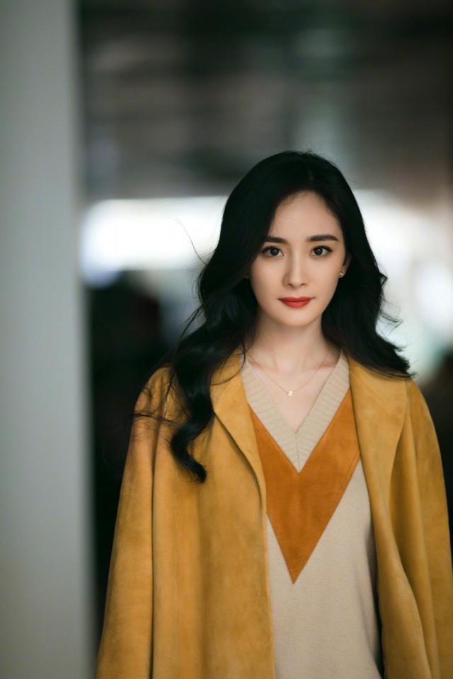 编发 发型师透漏:女生这4种发型留久了,发际线会很快上移,赶紧换了