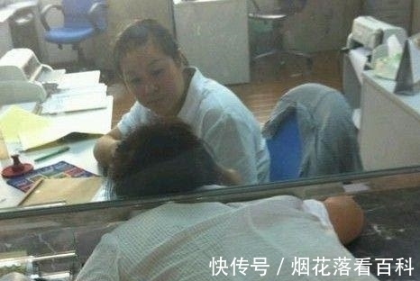 |幽默笑话:和同学去吃石锅拌饭,店里走进一对情侣……