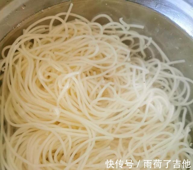面条|面条别在水煮了，搭配蔬菜作为炒面，营养丰富，好吃到舔盘！