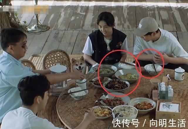 趁着蘑菇屋没来客人，四人盛一大碗米饭也不怕剩饭，何炅饭量引热议