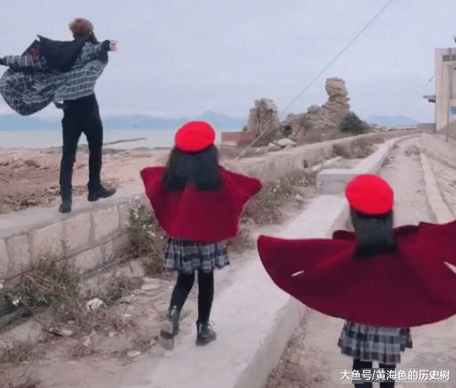 奶爸带双胞胎女儿回农村过年，耍酷成了拜年，果然是帅不过三秒