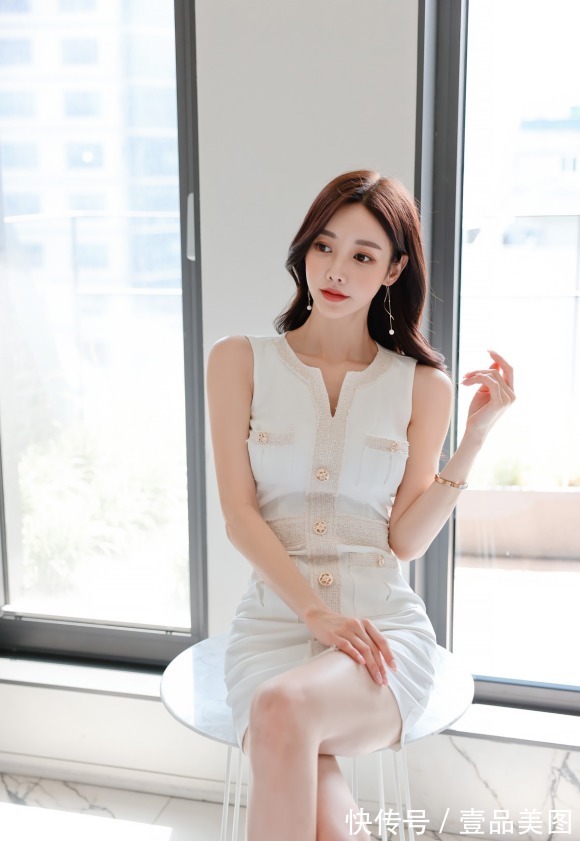 杏桃|女神孙允珠时尚搭配:布拉格杏桃气泡果茶无袖衣裙