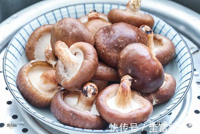 香菇直接用清水洗是大错，学会这个小妙招，脏东西小虫子乖乖溜走