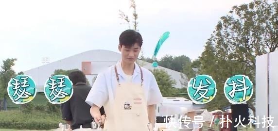龚俊做菜状况百出，油四处飞溅手差点烫伤，处理方式令人心疼