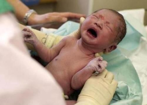 阶段|孕妇分娩时胎儿在做什么?妈妈不是一个人战斗,宝宝的行为很暖心