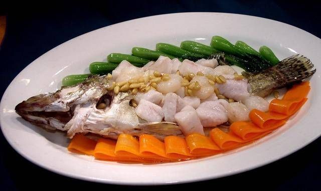 蒸鱼时，有人放盐，有人放酱油，大厨全不对这才是正确做法