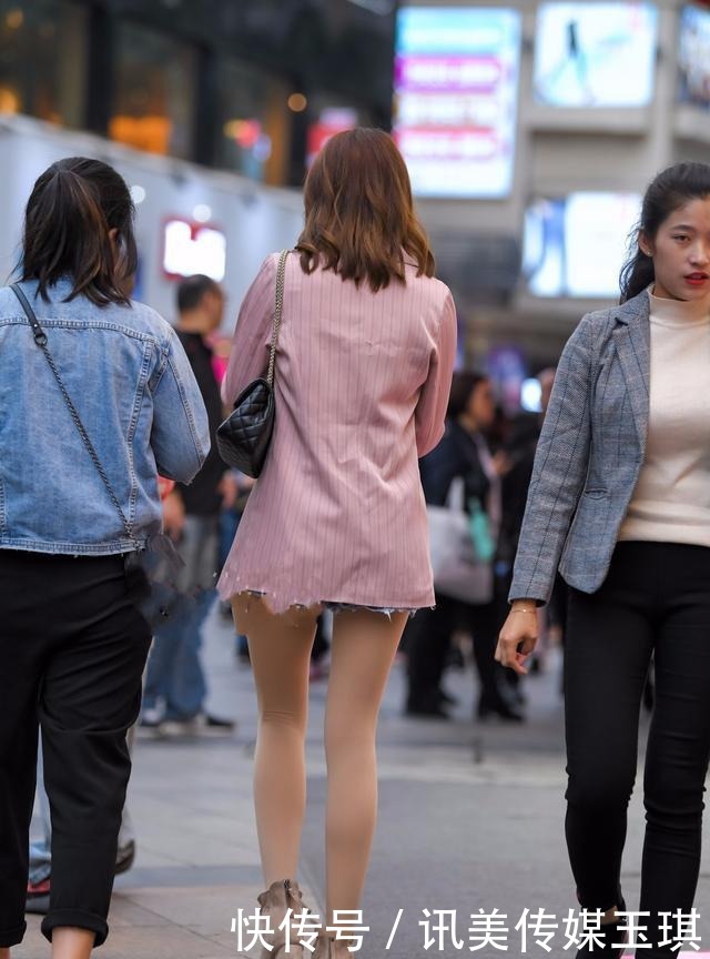 短裤|粉色西装搭配短裤,脚上穿一双短靴,尽显风度翩翩